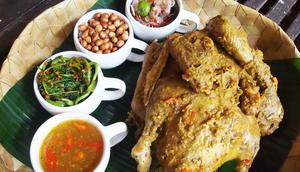 Menu ayam betutu khas Bali. (Liputan6.com/Dewi Divianta)