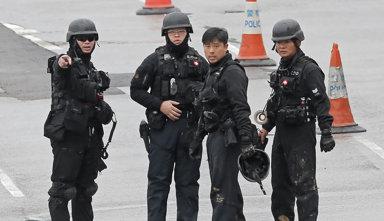 Tim penjinak bom dikirim ke lokasi konstruksi penemuan bom sisa Perang Dunia II di distrik Wan Chai, Hong Kong, Rabu (31/1). Toko dan kantor-kantor di sekitar lokasi itu ditutup, sementara layanan feri di pelabuhan di dekatnya dihentikan. (AP/Kin Cheung)