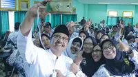 Calon Gurbernur Jawa Timur nomor urut 2 Saifullah Yusuf atau Gus Ipul dan ratusan guru se-Jatim yang juga anggota PGRI.