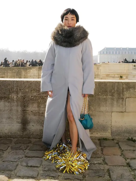 Bintang "The Morning Show" Greta Lee mengenakan sepasang sepatu metalik emas dan perak selama Paris Fashion Week. @loewe.