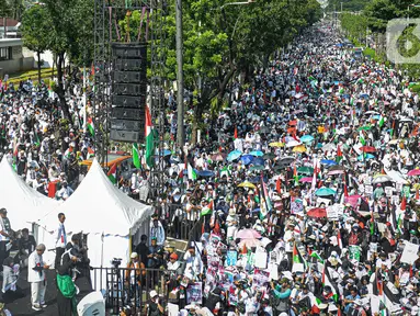 Ratusan warga yang tergabung dari Majelis Ormas Islam (MOI) menggelar aksi damai bela Palestina di depan kantor Kedutaan Besar (Kedubes) Amerika Serikat, Jakarta, Minggu (17/12/2023). (Liputan6.com/Faizal Fanani)
