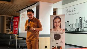 dr. Dani Djuanda menjelaskan cakar ayam di sudut mata sebagai tanda awal penuaan kulit sejak usia 30 tahun dan cara mencegahnya. (Foto: Aditya Eka Prawira/Liputan6.com)