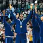 LeBron James dan sejumlah pebasket Amerika Serikat melakukan selebrasi setelah berhasil mendapatkan medali emas Olimpiade Paris 2024 setelah mengalahkan Prancis dengan skor 98-87 pada pertandingan final yang berlangsung di Bercy Arena, Paris, Prancis, Minggu (11/08/2024) dini hari WIB. (AFP/Damien Meyer)