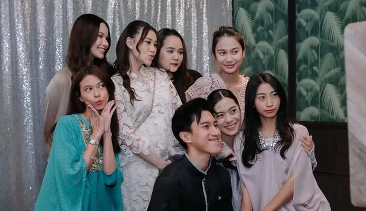 Yuki Kato mengenakan kaftan hijau mint. Kaftan tersebut memiliki bordiran di bagian atas depannya. [@aaliyah.massaid]