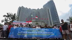 Sejumlah warga melakukan deklarasi damai Tanah Abang Memanggil untuk Jaga Jakarta di kawasan Bundaran Hotel Indonesia, Jakarta, Senin (1/9/2025). (merdeka.com/Arie Basuki)