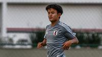 Gelandang Jepang, Takefusa Kubo menggiring bola saat sesi latihan jelang turnamen Copa America 2019 di Sao Paulo, Brasil (13/6/2019). Pemain berusia 18 tahun akan masuk ke dalam skuad tim B Madrid, Castilla, untuk musim depan. (AFP Photo/Miguel Schincariol)