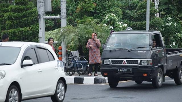 Meski Hujan, Ini 5 Potret Tri Rismaharini Atur Lalu Lintas di Simpang Darmo Surabaya