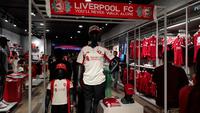 Potret jersey tandang terbaru Liverpool FC yang telah resmi dijual di Liverpool FC Store, Pondok Indah Mall, Jakarta Selatan. (Liputan6.com/Deniz Akbar)