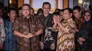 Ketum Partai Demokrat Susilo Bambang Yudhoyono (kiri) bersama capres nomor urut 02 Prabowo Subianto memberi keterangan usai menggelar pertemuan di kawasan Mega Kuningan, Jakarta, Jumat (21/12). Pertemuan membahas Pemilu 2019. (Liputan6.com/Faizal Fanani)