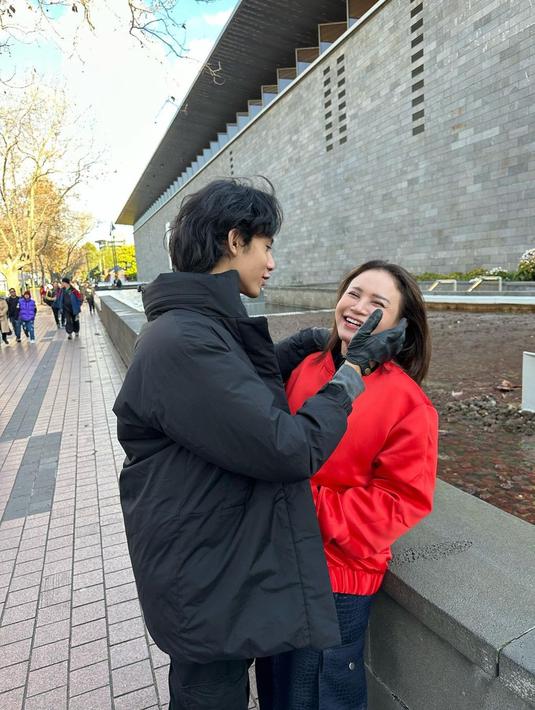 Momen kebersamaan wanita yang akrab disapa Teh Oca dengan putra pun sering membuat iri netizen. Terlebih, keduanya juga terlihat bak kakak dan adik. (Liputan6.com/IG/@itsrossa910)