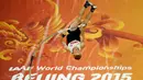 Atlet lompat galah Kanada, Shawnacy Barber beraksi selama IAAF World Championships ke-15 di Stadion Nasional di Beijing, Cina, (24/8/2015). Lompatan terbaik yang pernah Shawnacy lakukan setinggi 5,93 meter. (Reuters/Fabrizio Bensch)
