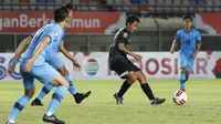 Gelandang Madura United, Bayu Gatra, menunjukkan aksi individunya di antara para pemain Persela Lamongan pada laga Piala Menpora 2021.  (Bola.com/Ikhwan Yanuar)