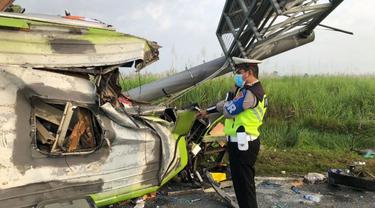 Kecelakaan Maut di Tol Surabaya-Mojokerto Diduga Supi Mengantuk
