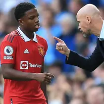 Pemain MU, Tyrell Malacia (kiri), lahir di Rotterdam, Belanda pada 17 Agustus 1999. Pemain yang kini genap berumur 24 tahun masih kesulitan menembus skuat utama Erik Ten Hag dan hanya menjadi pelapis bagi Luke Shaw. (AFP/Lindsey Parnaby)