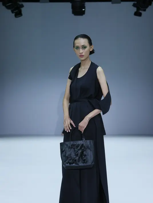 Kemudian ada S.RW yang mengusung signature design mereka lewat adaptasi bunga-bungaan dalam rangkaian koleksi tas.  (JFW).