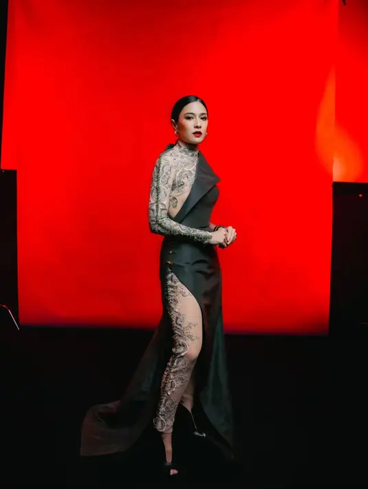 Bagian terbuka dari tubuhnya dikenakan manset dan legging berwarna kulit dengan bordir serupa tato, yang membuat penampilan Dian Sastrowardoyo di sini semakin menarik. [Foto: Instagram/therealdisastr]