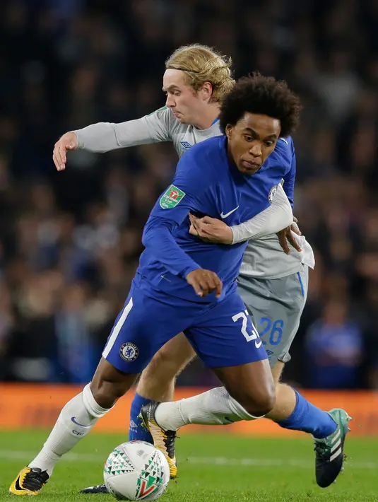 Pemain Chelsea, Willian berebut bola dengan pemain Everton, Tom Davies pada babak keempat Piala Liga Inggris di Stamford Bridge, Kamis (26/10). The Blues menang tipis 2-1 untuk memastikan tiket perempatfinal. (AP/Alastair Grant)