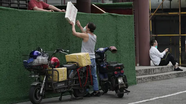Potret Warga Shanghai Kembali Hidup Normal