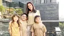 Berikut beberapa potret Dhena Devanka bersama tiga anaknya. Sekedar informasi,  Dhena resmi menikah dengan Ijonk sejak 27 Mei 2012 lalu. Dari pernikahannyadikaruniai tiga orang anak. [Instagram/dhenaaldhaliadevanka]