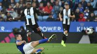 Pemain Leicester City Jonny Evans (kiri) berusaha merebut bola dari pemain Newcastle United Atsu Christian pada pertandingan Liga Inggris di Stadion King Power, Leicester, Inggris, Minggu (29/9/2019). Leicester membantai Newcastle 5-0. (AP Photo/Rui Vieira)
