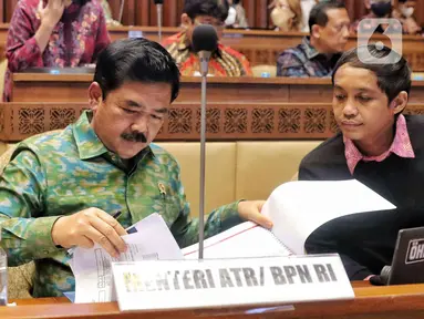 Menteri Agraria dan Tata Ruang/Badan Pertanahan Nasional (ATR/BPN) Hadi Tjahjanto (kiri) bersama Wamen ATR/Waka BPN Raja Juli Antoni (kanan) saat rapat kerja dengan komisi II DPR di Senayan, Jakarta, Kamis (1/9/2022). Rapat tersebut membahas kasus-kasus pertanahan. (Lipuran6.com/Angga Yuniar)