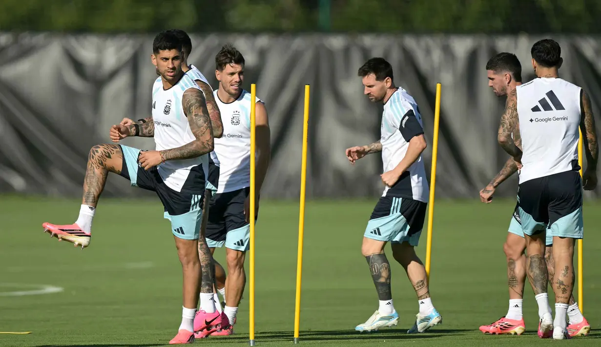 Bek Argentina Cristian Romero (kiri), penyerang Lionel Messi (tengah) dan rekan satu timnya mengikuti sesi latihan untuk turnamen sepak bola Piala Dunia 2026 di Sporting KC Training Center, Kansas City pada Kamis 11 Juni 2026. (JUAN MABROMATA/AFP)