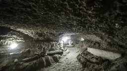 Suasana di dalam lorong tempat ditemukannya 17 mumi di distrik el-Gabal Touna, Minya, Mesir, Sabtu (13/5). Penemuan belasan mumi ini menyedot perhatian karena untuk pertama kalinya di wilayah tersebut ditemukan mumi. (AFP PHOTO / KHALED DESOUKI)