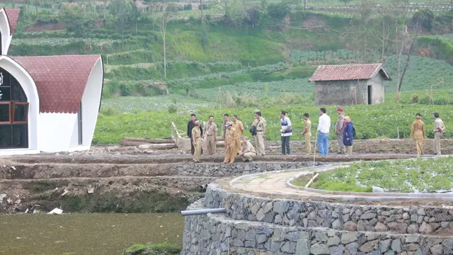 Bupati Banjarnegara dan rombongan meninjau sejumlah obyek wisata di KWDT Dieng. (Foto: Liputan6.com/Humas Pemkab BNA/Muhamad Ridlo)