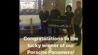 Fredrich Yunadi mendapat Porsche Panamera (Porsche.Indonesia)