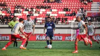 Gelandang Madura United Iran Junior berusaha lepas dari kawalan pemain Bali United dalam laga kedua Piala Presiden 2024 grup B di Stadion Kapten I Wayan Dipta pada Rabu (24/7/2024). (Bola.com/Alit Binawan).