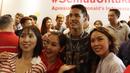 Peraih emas bulutangkis, Jonatan Christie, foto bersama fans saat pemberian apresiasi di Sarinah, Jakarta, Rabu (5/9/2018). Peraih medali dari cabor bulutangkis dan wushu mendapat penghargaan berupa logam mulia. (Bola.com/M Iqbal Ichsan)