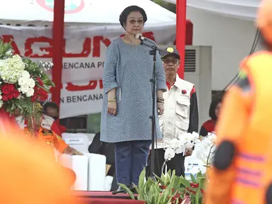 Ketua Umum PDI Perjuangan Megawati Soekarnoputri memberikan sambutan saat menghadiri penutupan pelatihan Badan Penanggulangan Bencana (Baguna) PDI Perjuangan di Bumi Perkemahan Cibubur, Jakarta, Kamis (23/11). (Liputan6.com/Herman Zakharia)