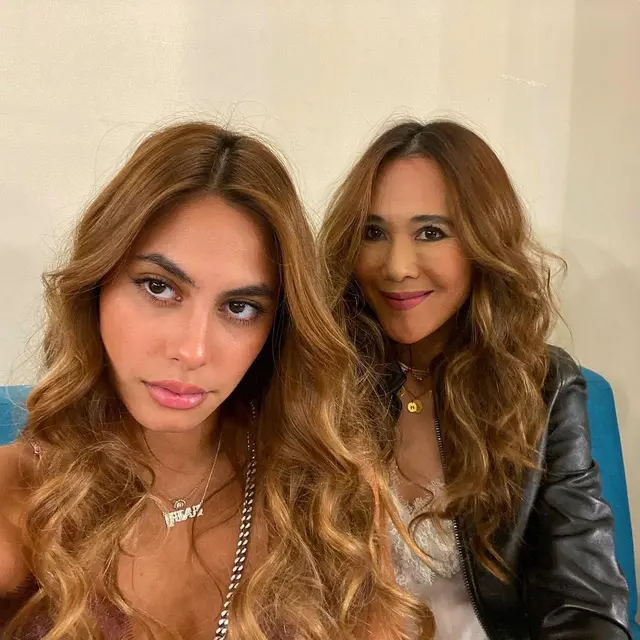 7 Potret Kompak Valerie Thomas dan Ibunya, Bak Kakak Beradik