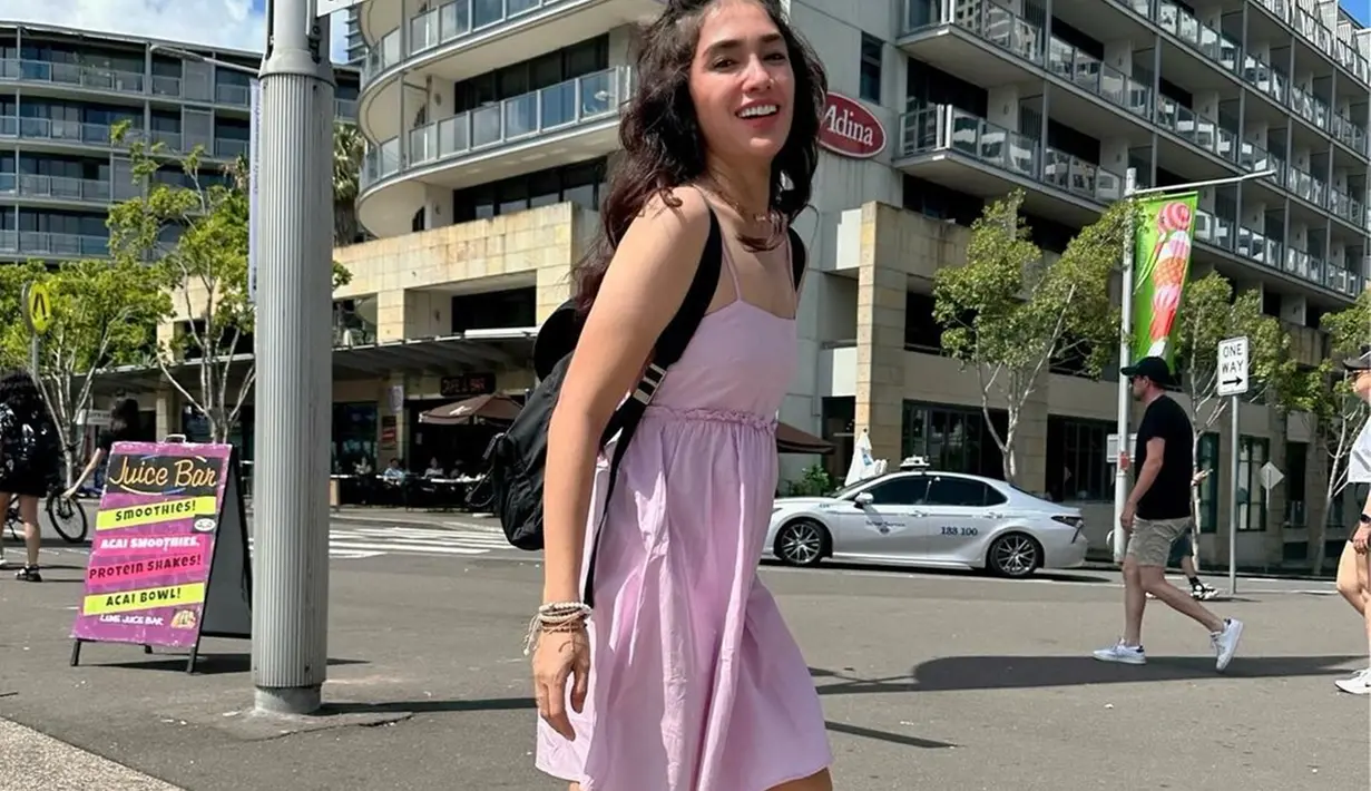 Penampilan Ussy Sulistiawaty terkini berhasil bikin pangling warganet. Ussy memiliki tubuh langsing karena sukses lakoni diet. Keberhasilan Ussy ini terbukti dengan berat badan turun hingga 27 kg sehingga tubuhnya kini terlihat langsing. (Liputan6.com/IG/ussypratama)