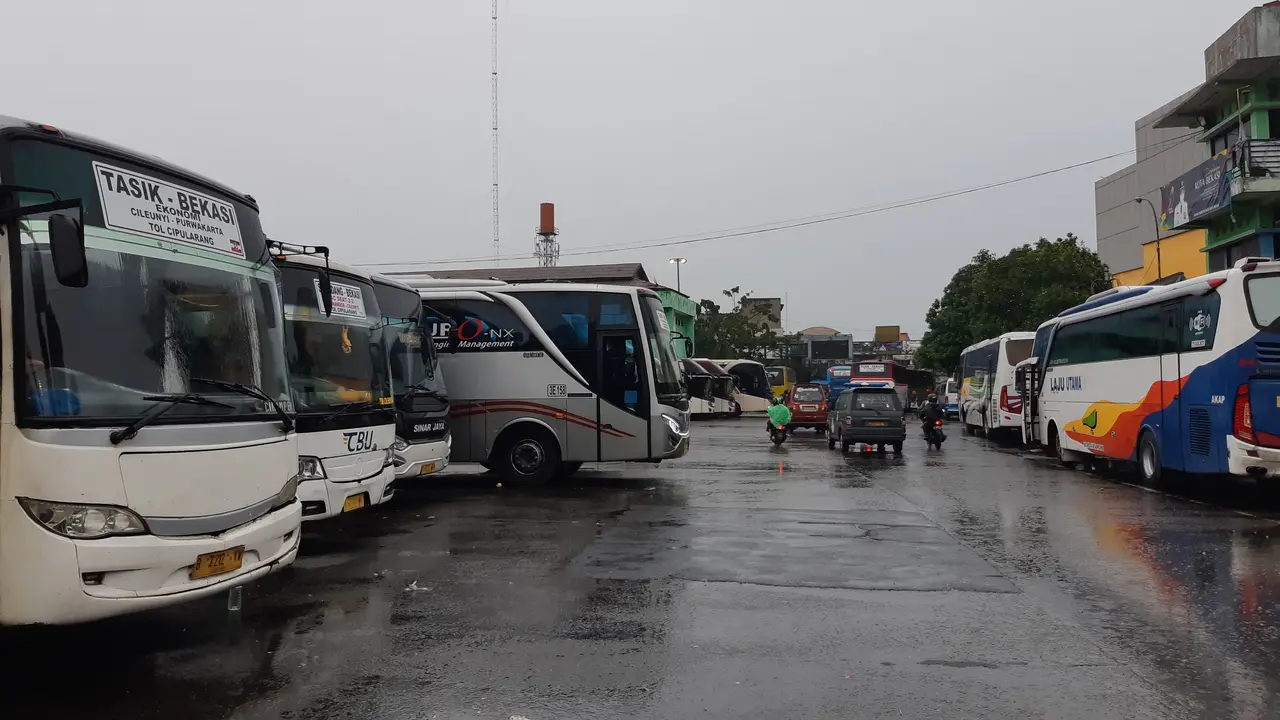 Hujan di sekitar Kota Bekasi, Jawa Barat sejak siang tadi membuat suasana Terminal Kota Bekasi terlihat sepi.