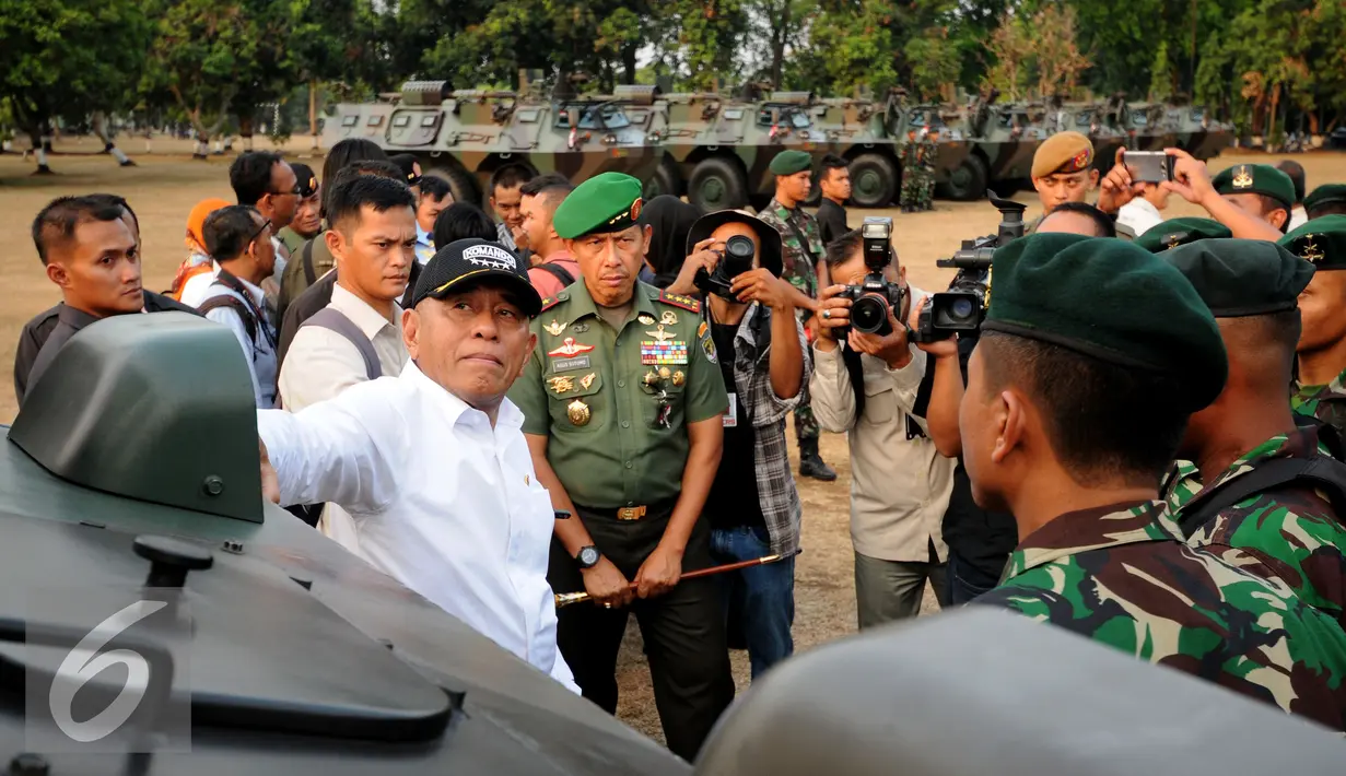 Menteri Pertahanan RI, Ryamizard Ryacudu (baju putih) dan Pangdam Jaya Letjen TNI Agus Sutomo mendengarkan penjelasan tentang kondisi alutsista di Markas Yonif Mekanis 201/Jaya Yudha, Jakarta, Rabu (2/9/2015). (Liputan6.com/Helmi Fithriansyah)