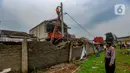 Robohnya tembok yang terjadi saat hujan deras. (merdeka.com/Arie Basuki)