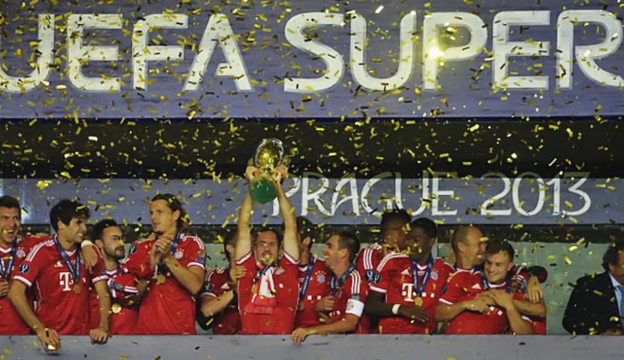 Pemain Bayern Muenchen berselebrasi merayakan Trhopy kemenangan (AFP/Odd Andersen)