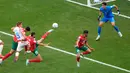 (kiri-kanan) Pemain Kroasia Mario Pasalic berebut bola dengan pemain Maroko Youssef En-Nesyri, Yahya Jabrane, dari kiper Yassine Bounou pada pertandingan sepak bola Grup F Piala Dunia 2022 di Stadion Al Bayt, Al Khor, Qatar, Rabu (23/11/2022). Pertandingan berakhir imbang dengan skor 0-0. (AP Photo/Darko Vojinovic)
