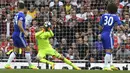 Pihak Chelsea pun telah mengumumkan terkait kepindahan peraih sarung tangan emas di Piala Dunia 2018 itu ke Real Madrid. (AFP/Ben Stansall)