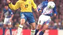 <p>Pemain Jepang Kazuyoshi Miura berebut bola dengan pemain Brasil, Doriva selama pertandingan Piala Umbro di Liverpool pada 6 Juni 1995. Sejauh ini, Kazuyoshi Miura telah mencetak 55 gol dalam 89 pertandingan untuk Jepang. (AFP/Str/Ian McCARNEY / AFP)</p>