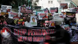 Solidaritas Indonesia untuk Kemanusiaan menggelar aksi damai di depan Kedutaan Besar Myanmar untuk Indonesia, Jakarta, Jumat (29/5/2015). Dalam aksinya mereka mengecam tindakan Biksu Ahsin Wirathu terhadap etnik Rohingya. (Liputan6.com/Johan Tallo) 