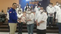 Pengurus DPD Gempar Sulteng menerima SK Pelantikan dari Ketum Gempar Indonesia, Yohanes Sirait, Senin (14/3/2022). (Foto: Heri Susanto/ Liputan6.com).