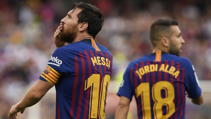 Gelandang Barcelona, Lionel Messi, merayakan kemenangan atas Huesca pada laga La Liga Spanyol di Stadion Camp Nou, Barcelona, Minggu (2/8/2018). Barcelona menang 8-2 atas Huesca. (AFP/Lluis Gene)