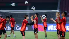 Wataru Endo (tengah) dan sejumlah pemain Timnas Jepang melakukan pemanasan menjelang laga lanjutan putaran ketiga Grup C Kualifikasi Piala Dunia 2026 melawan Timnas Indonesia di Stadion Utama Gelora Bung Karno (SUGBK), Senayan, Jakarta, Kamis (14/11/2024). (Bola.com/Bagaskara Lazuardi)