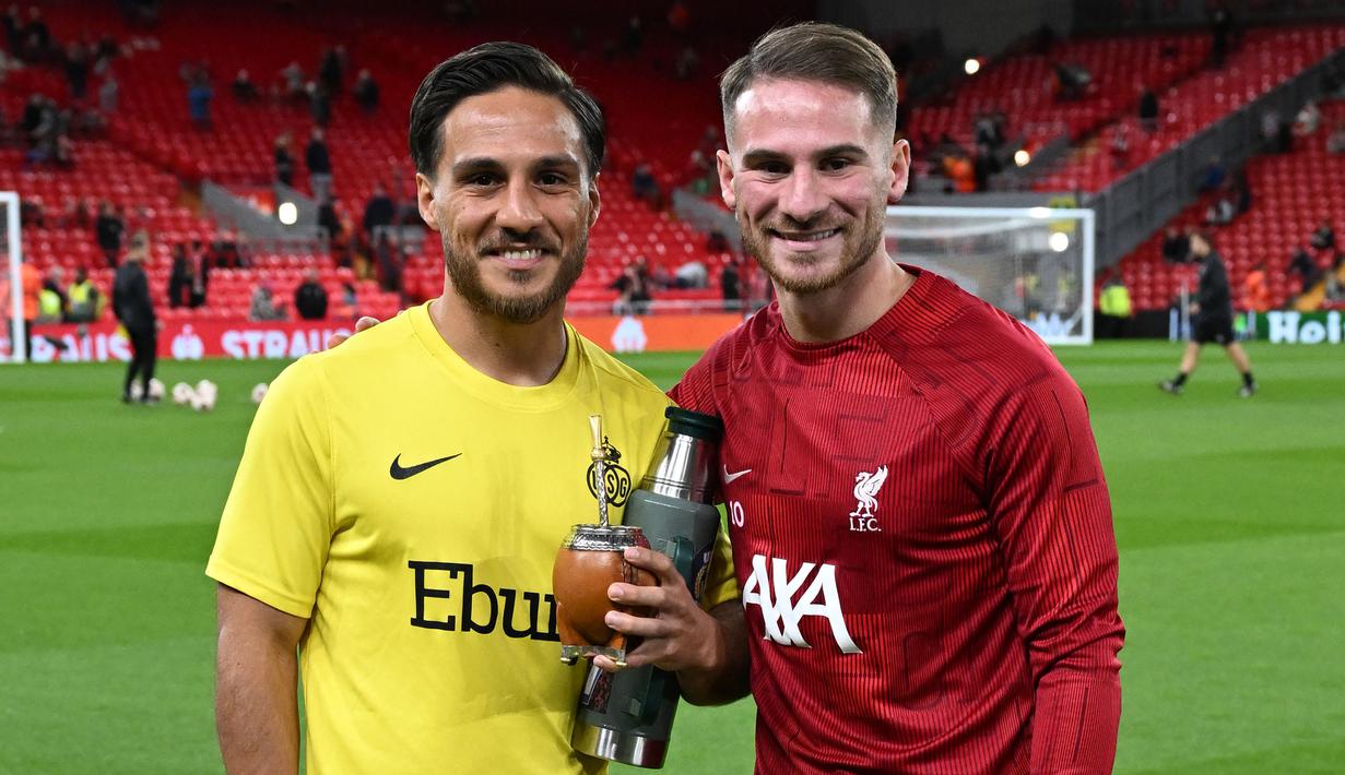 Pemain Liverpool, Alexis Mac Allister (kanan) dan pemain Union Saint-Gilloise, Kevin Mac Allister saat pemanasan menjelang laga Grup E Liga Europa 2023/2024 di Anfield, Liverpool, Inggris, Jumat (6/10/2023) dini hari WIB. (AFP/Oli Scarff)