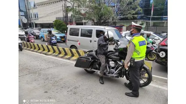 Pengendara Harley-Davidson yang ditilang di Jakarta Pusat (TMC Polda Metro)