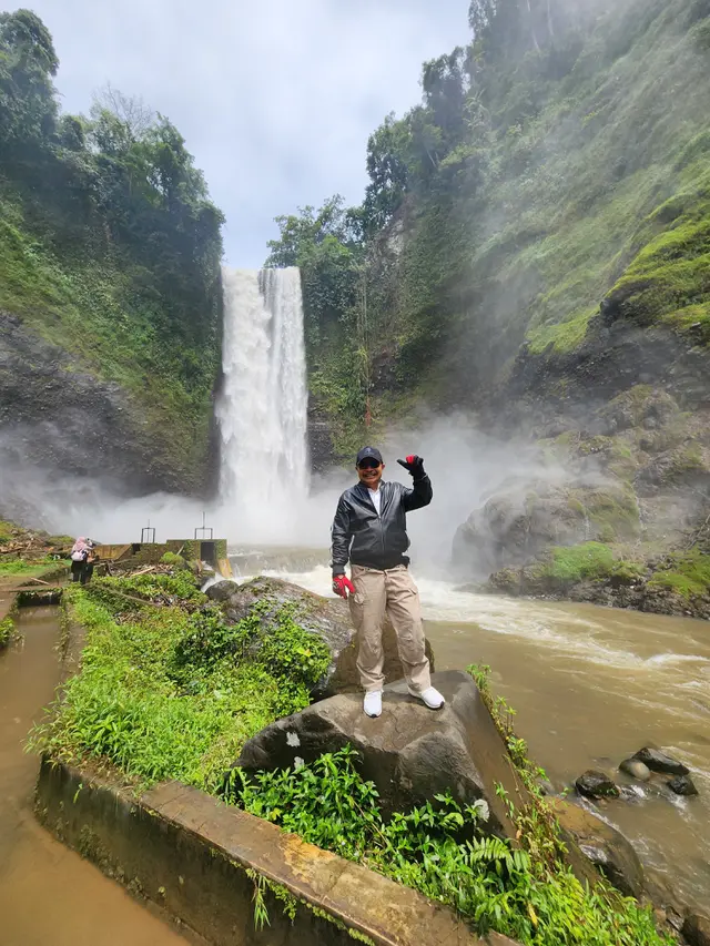 Pj. Bupati Garut Barnas Adjidin, tengah menikmati sajian wisata alam Curug Sanghyang Taraje di perbatasan Desa Pakenjeng dengan Desa Jatiwangi, Kec. Pamulihan, Kab. Garut, Jawa Barat. (Liputan6.com/Jayadi Supriadin)