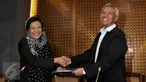 Plt Sekjen Partai NasDem, Nining Indra Saleh (kiri) menyerahkan surat pengunduran diri Patrice Rio Capella sebagai anggota DPR kepada Wakil Ketua DPR Agus Hermanto, Jakarta, Senin (19/10/2015). (Liputan6.com/JohanTallo)