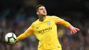 Ederson. Kiper Manchester City berusia 27 tahun ini didatangkan dari Benfica pada 2017/2018. Ia kini memiliki nilai pasar sebesar 50 juta euro. Total 4 musim ia telah bermain dalam 191 laga dan sukses mengoleksi 10 gelar untuk The Citizens. (Foto: AFP/Oli Scarff)